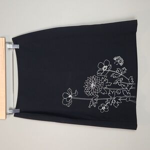 Ann Taylor Black Embroidered Floral Pencil Skirt Size 2